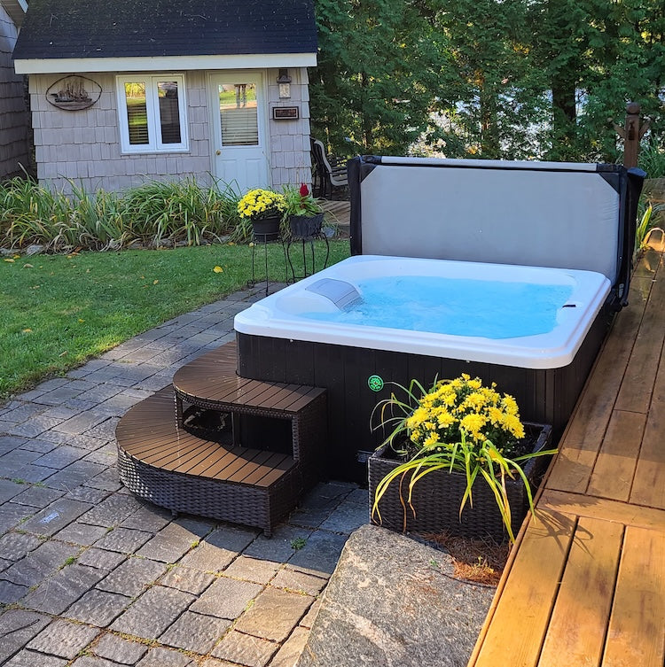 Canadian Spa Gander 2-4 Person Luxury Hot Tub
