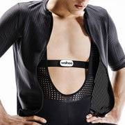 Wahoo TRACKR HEART RATE, strap worn across the chest, dark top and bib